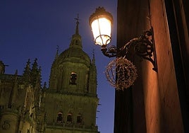 Una farola iluminada cerca de las catedrales de Salamanca.