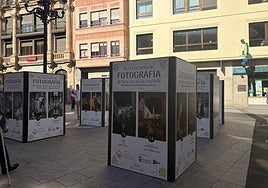 Parte de la exposición con las fotografías que optan a ser el Cartel de la Semana Santa 2026.