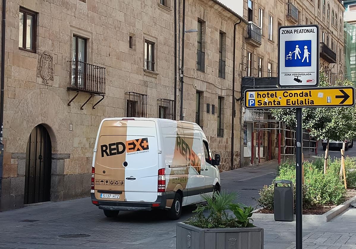 Vehículo accediendo a la zona peatonal controlada.