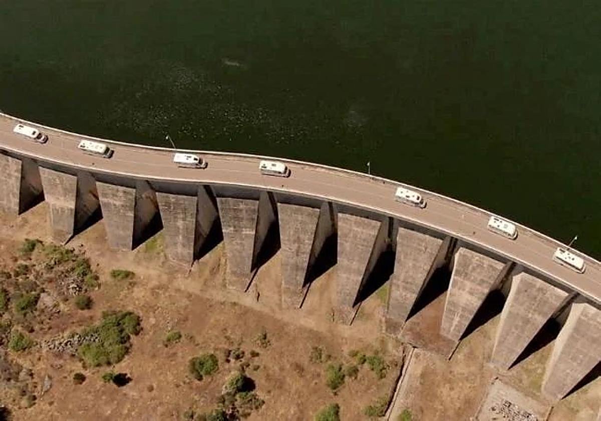 Vehículos circulando sobre el viaducto del embalse de Almendra.