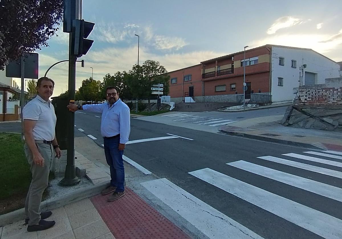 El alcalde y un concejal, junto al nuevo paso peatonal semaforizado de Aldeatejada.