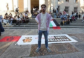 Néstor Prieto en las escaleras de Anaya para contar su experiencia.