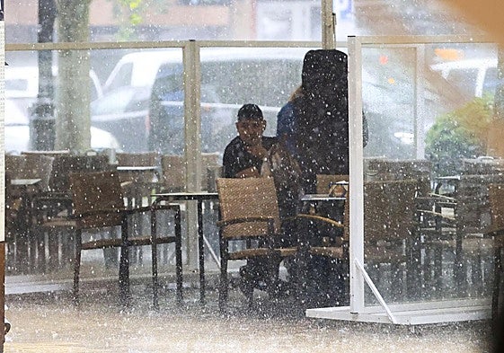Un súbito chaparrón pone fin en Salamanca a una sequía que duraba meses