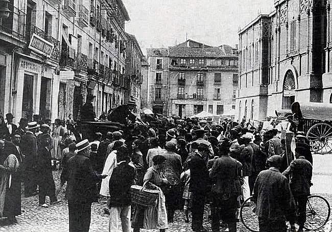 Un charlatán ofrece artículos diversos en la Plaza del Mercado, año 1930