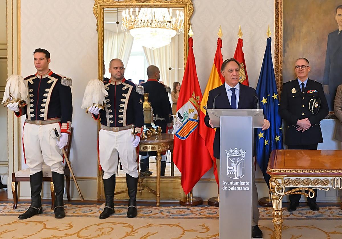 El alcalde y dos miembros de la escolta, durante el acto.