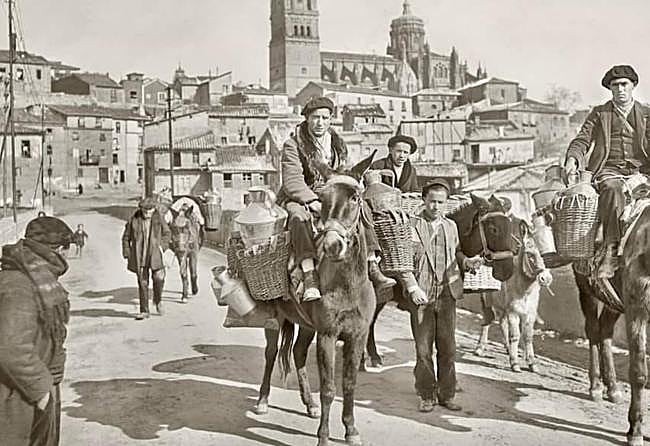 Lecheros sobre el Puente Romano de Salamanca, 1910-1930