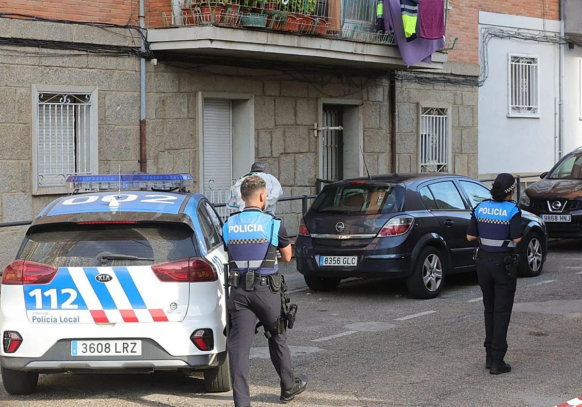 Agentes de la Policía Local de Béjar junto al domicilio en el que se encontró el cadáver de la mujer asesinada