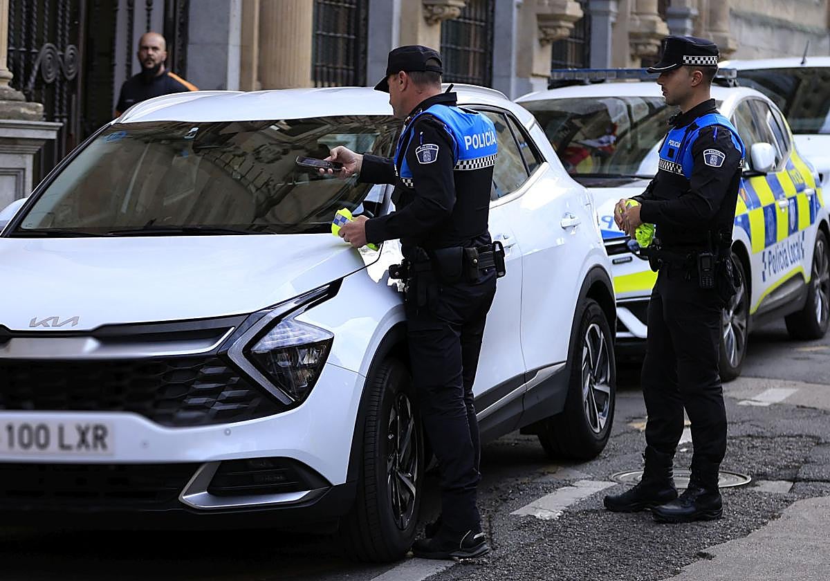 Agentes de la Policía Local comprueban un coche.