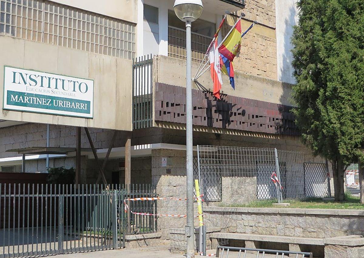 Imagen secundaria 1 - La zona vallada por seguridad, acceso al instituto y fachada lateral.