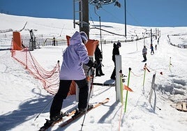Esquiadores en la estación de La Covatilla