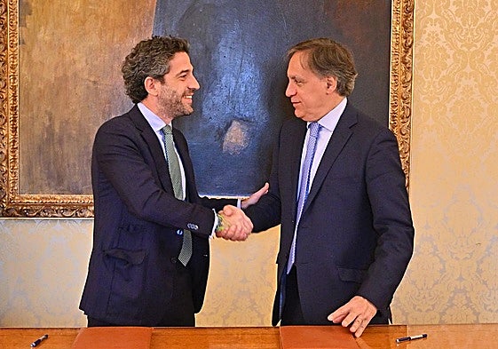 César Pontvianne y Carlos García Carbayo rubrican el acuerdo.