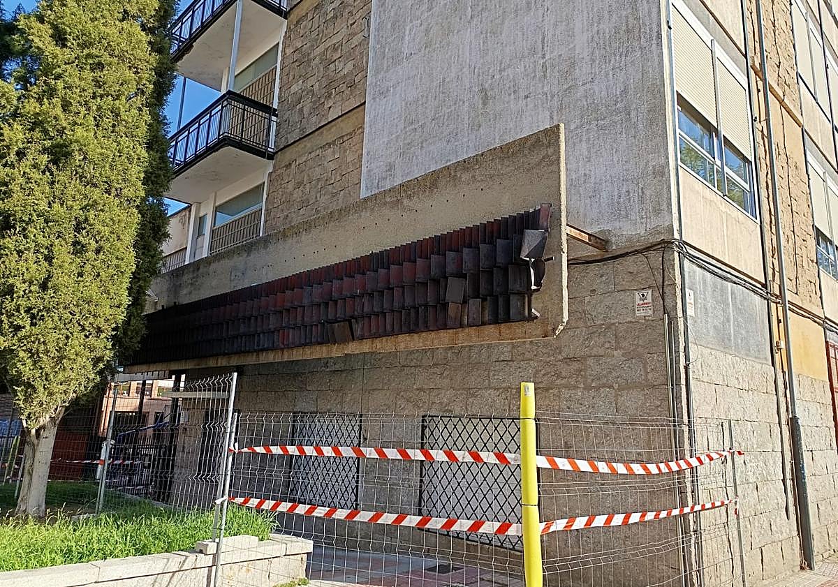 Imagen principal - La zona vallada por seguridad, acceso al instituto y fachada lateral.