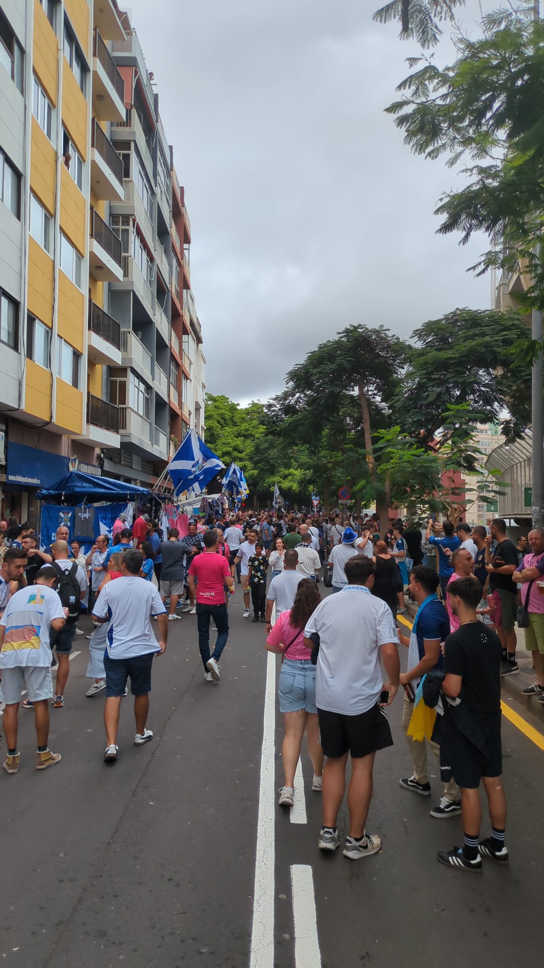 La afición de Unionistas tiñe Tenerife de blanco y negro