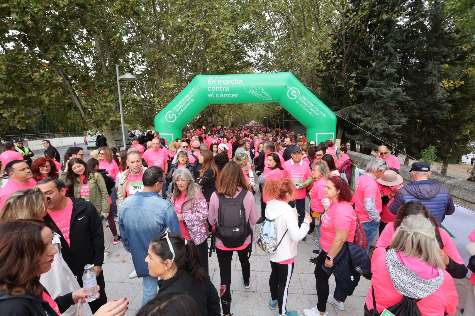 Salamanca ve la vida de color de rosa en la XI Marcha Contra el Cáncer