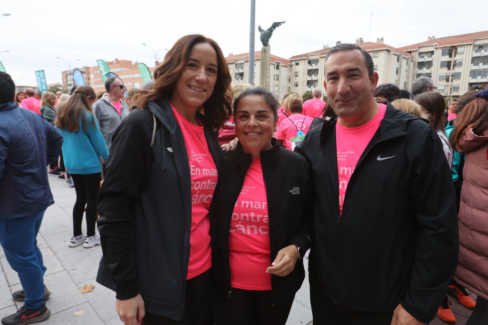 Salamanca ve la vida de color de rosa en la XI Marcha Contra el Cáncer