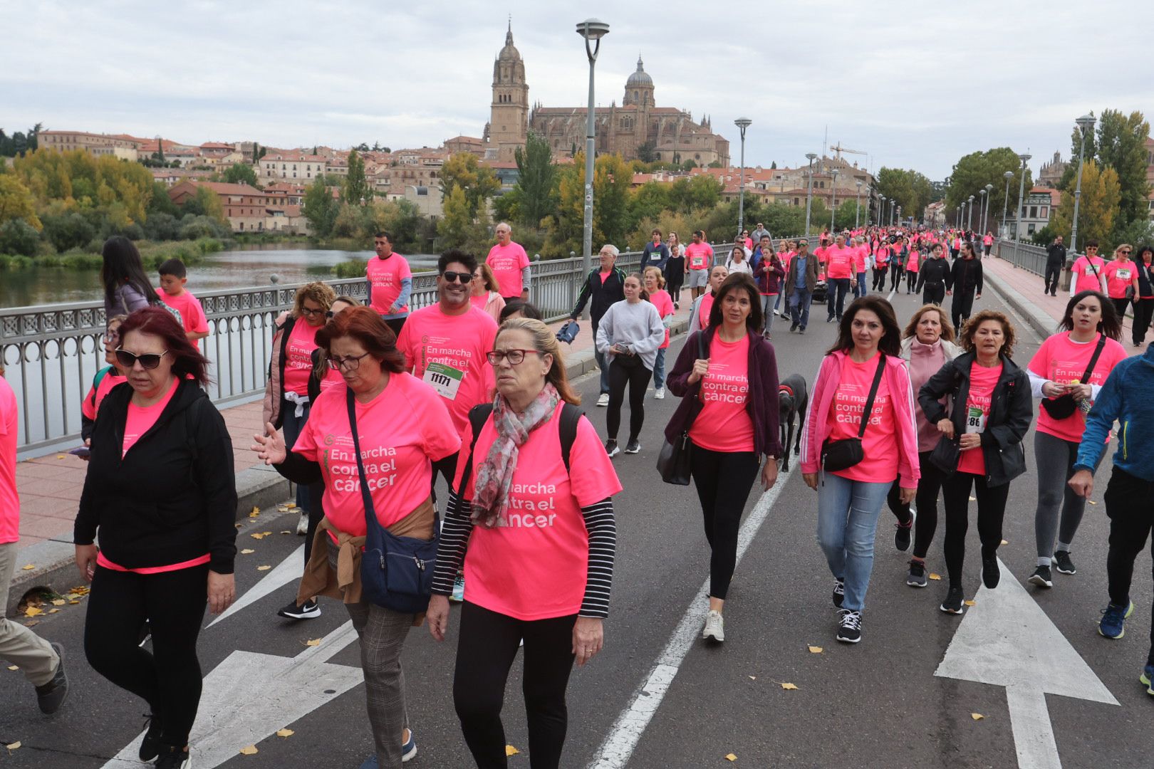 Salamanca ve la vida de color de rosa en la XI Marcha Contra el Cáncer