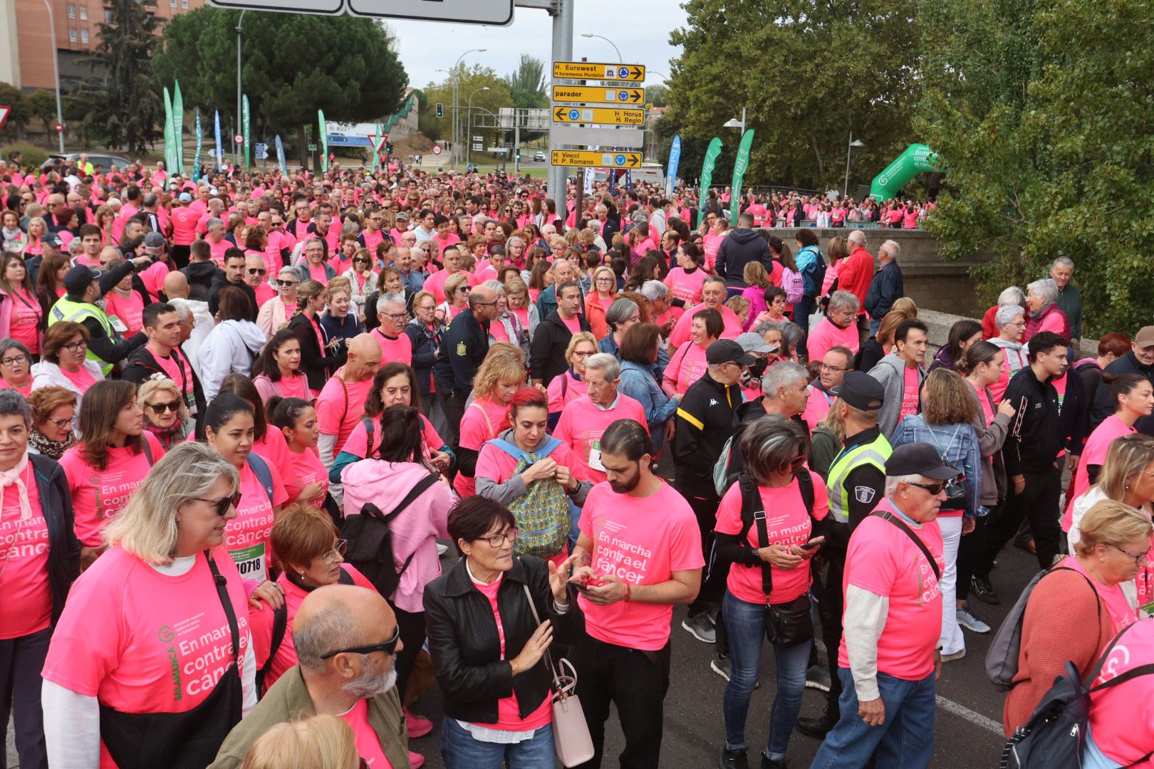 Salamanca ve la vida de color de rosa en la XI Marcha Contra el Cáncer