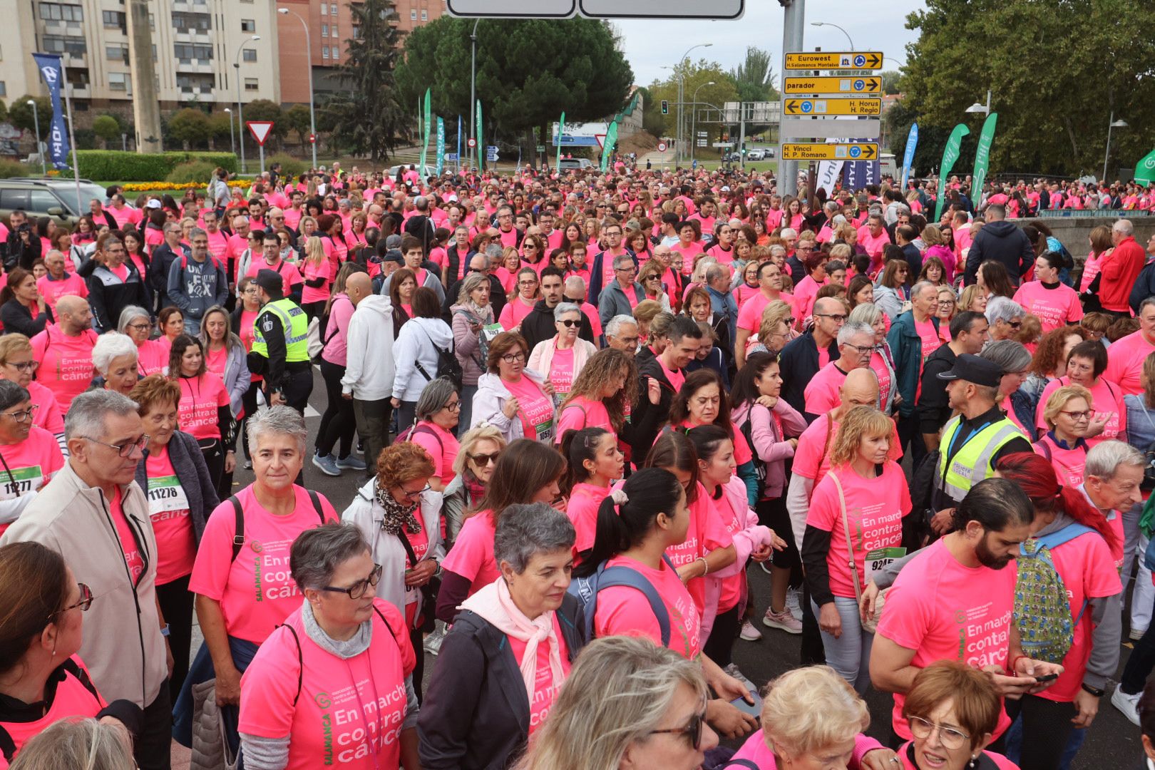 Salamanca ve la vida de color de rosa en la XI Marcha Contra el Cáncer