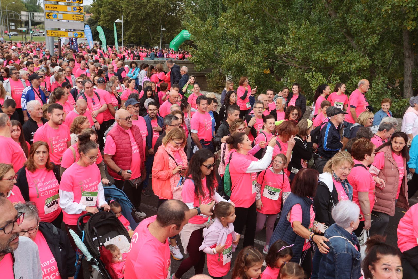 Salamanca ve la vida de color de rosa en la XI Marcha Contra el Cáncer