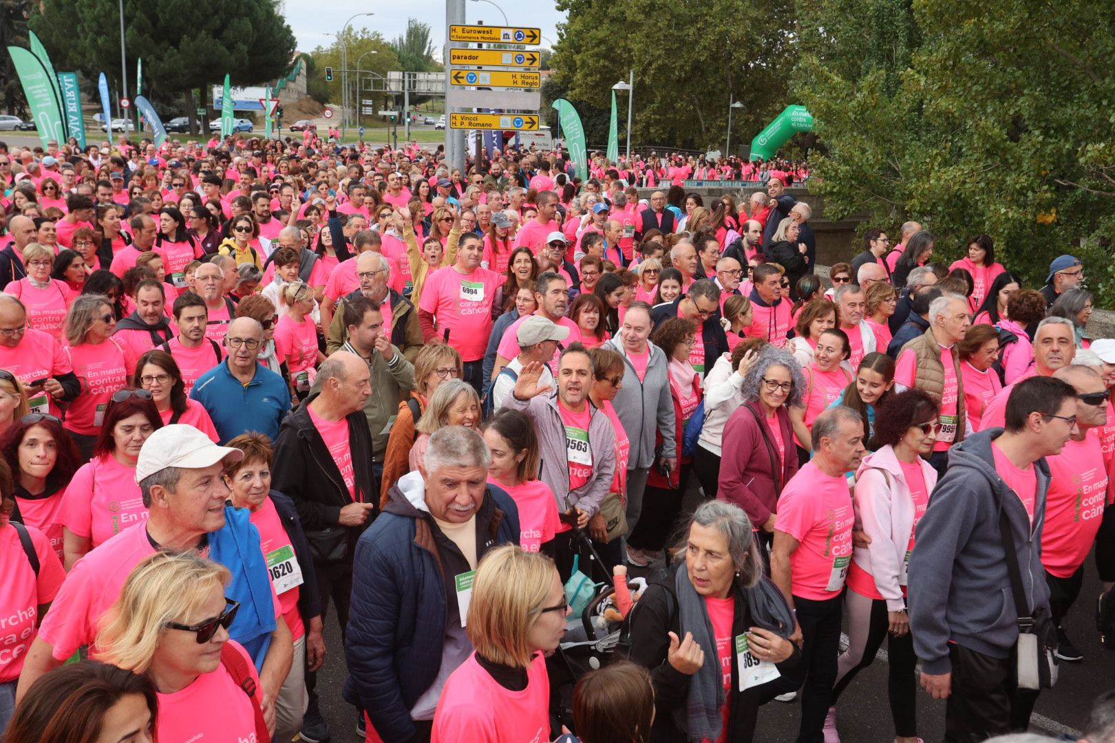Salamanca ve la vida de color de rosa en la XI Marcha Contra el Cáncer