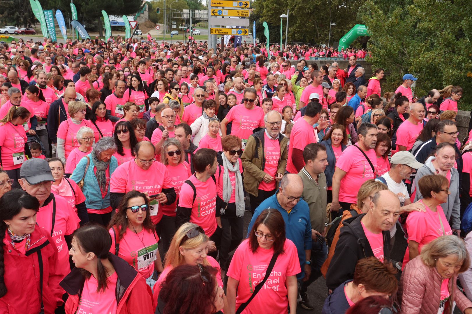 Salamanca ve la vida de color de rosa en la XI Marcha Contra el Cáncer