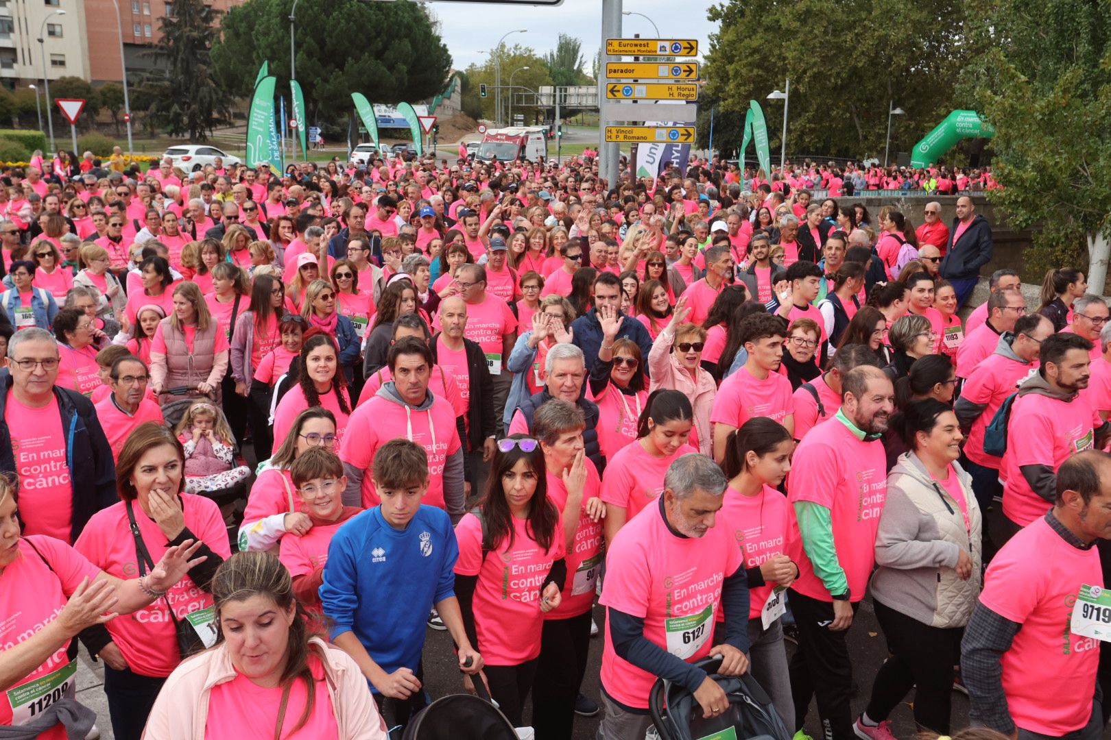 Salamanca ve la vida de color de rosa en la XI Marcha Contra el Cáncer