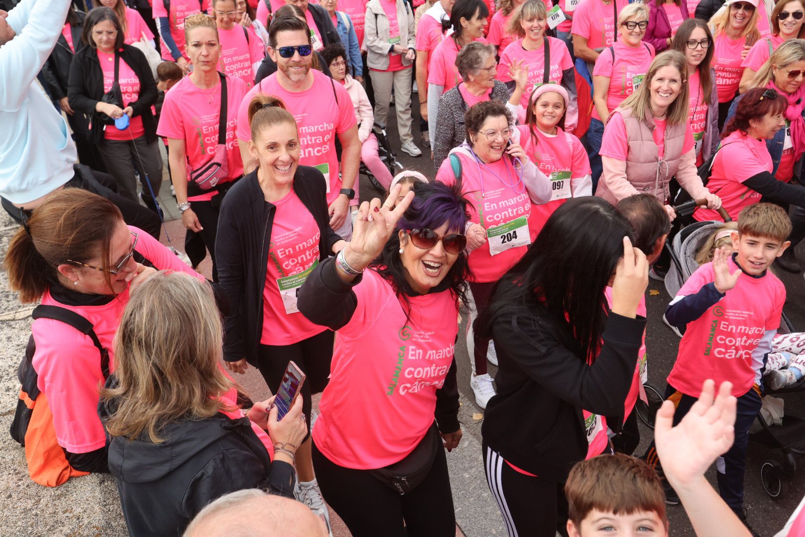 Salamanca ve la vida de color de rosa en la XI Marcha Contra el Cáncer