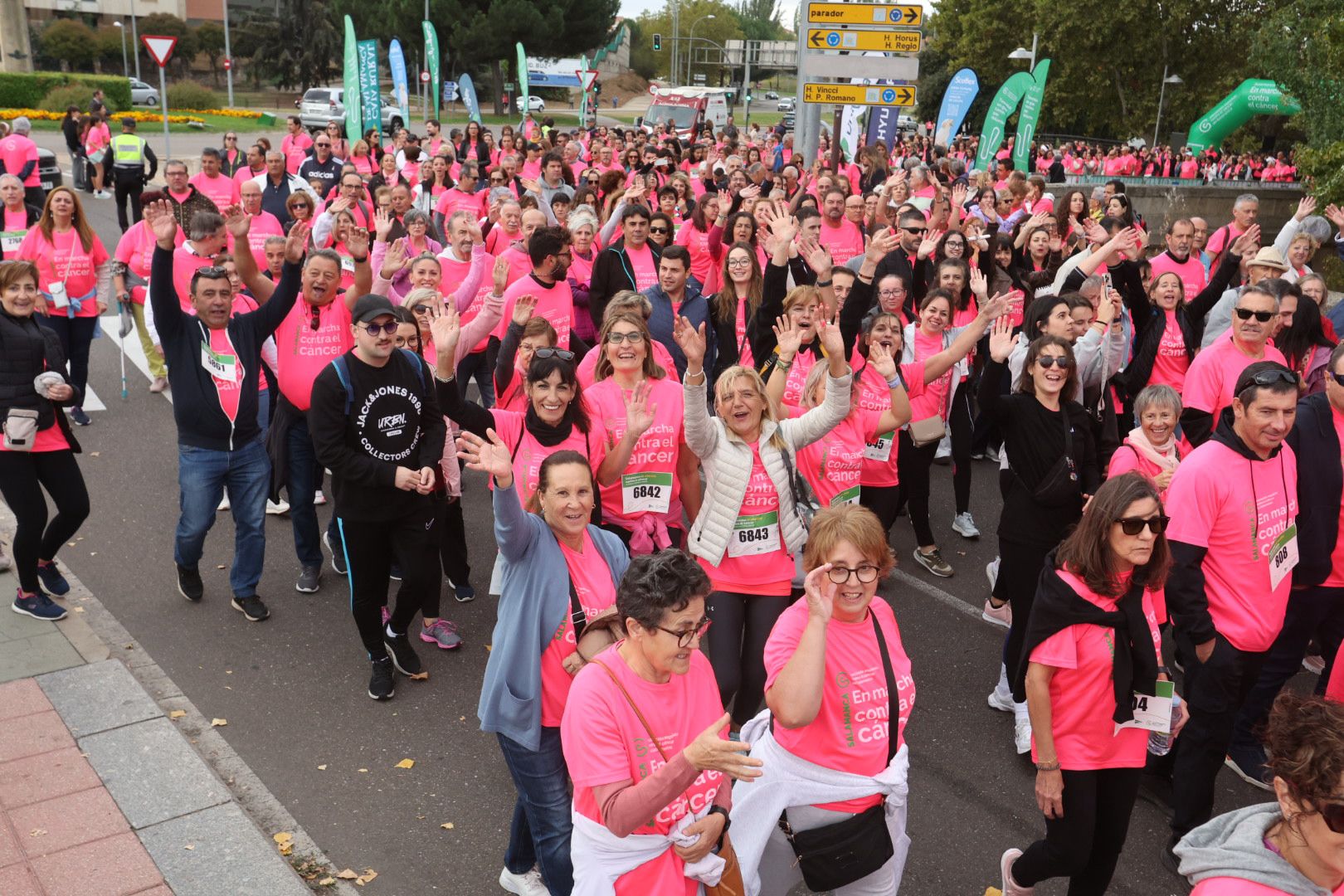 Salamanca ve la vida de color de rosa en la XI Marcha Contra el Cáncer