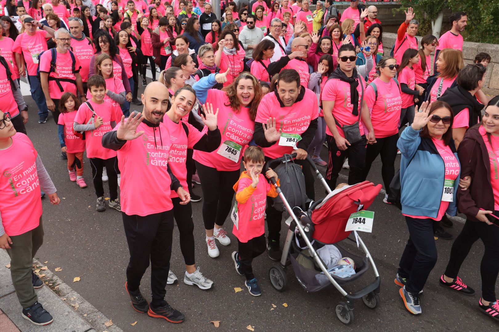 Salamanca ve la vida de color de rosa en la XI Marcha Contra el Cáncer