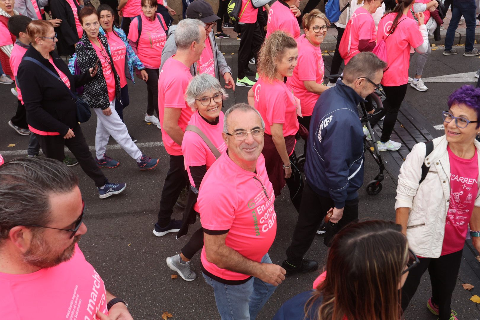 Salamanca ve la vida de color de rosa en la XI Marcha Contra el Cáncer