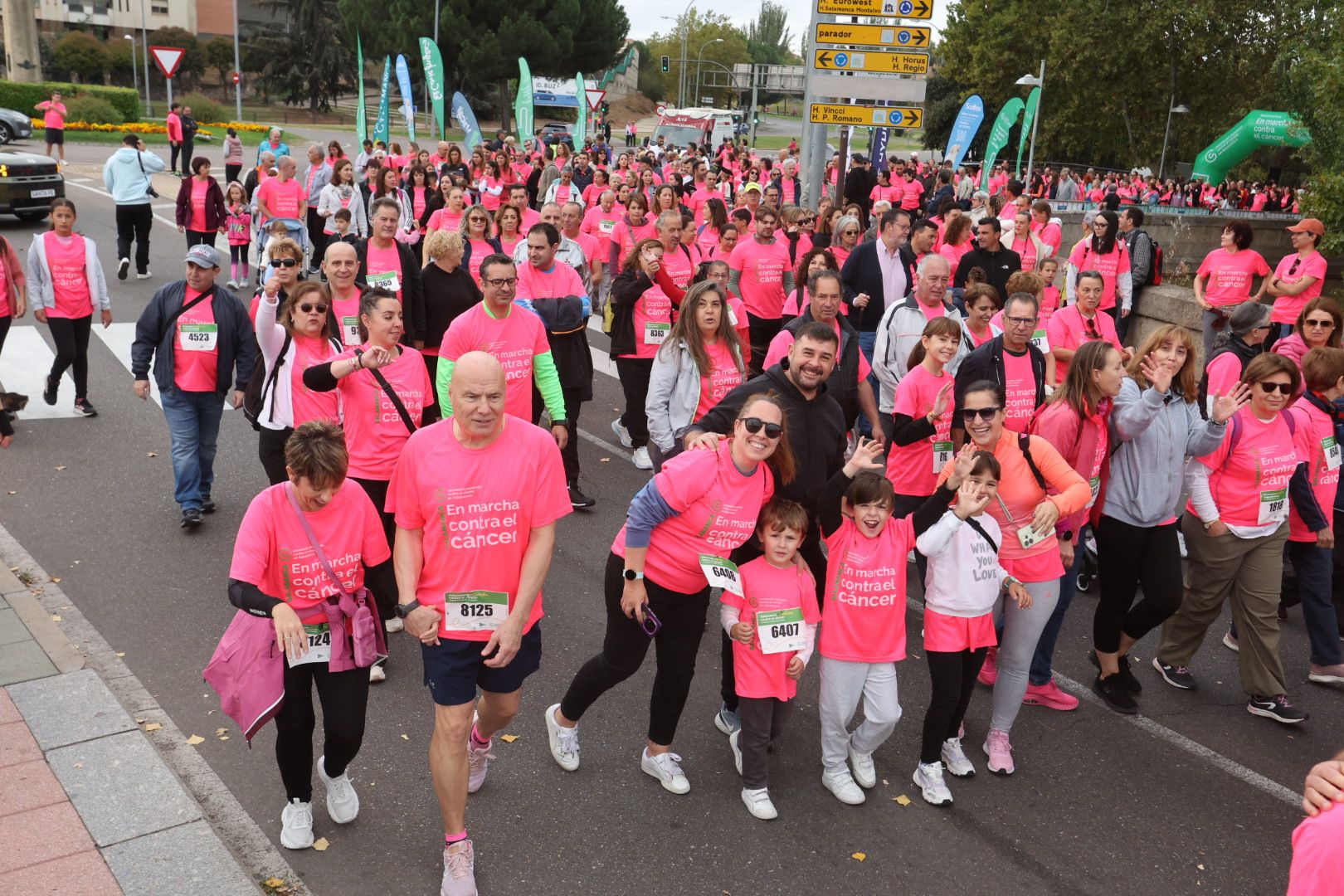 Salamanca ve la vida de color de rosa en la XI Marcha Contra el Cáncer