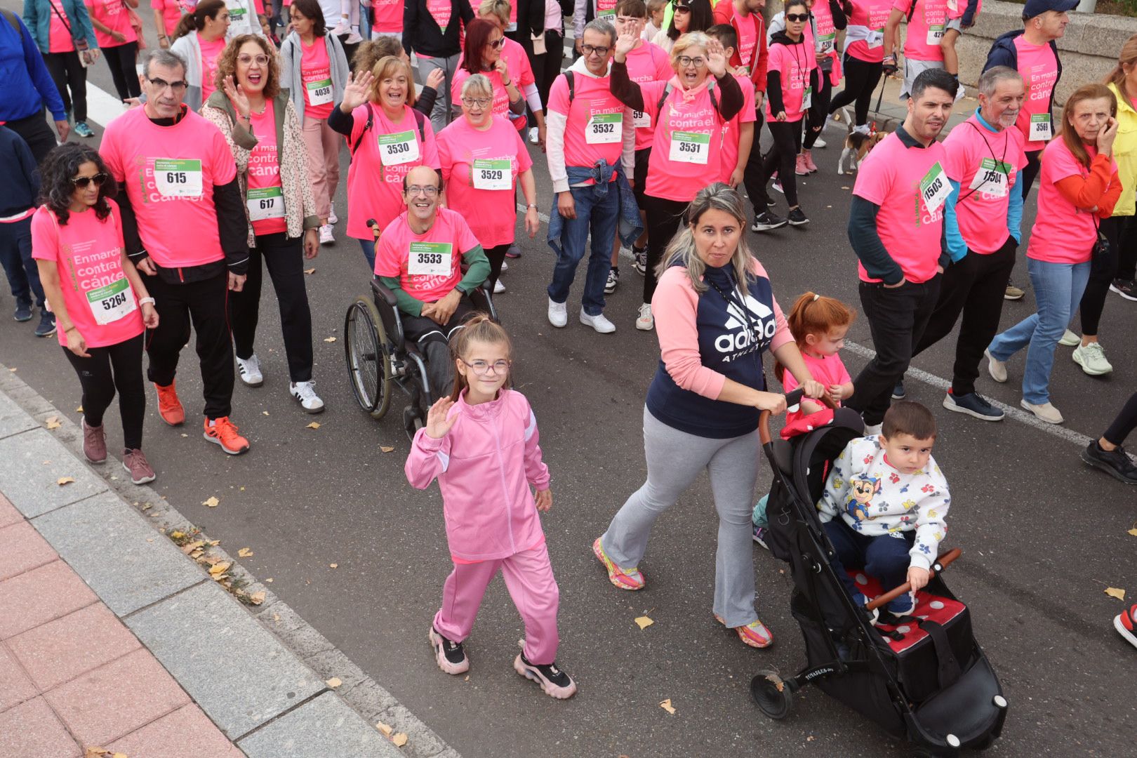 Salamanca ve la vida de color de rosa en la XI Marcha Contra el Cáncer