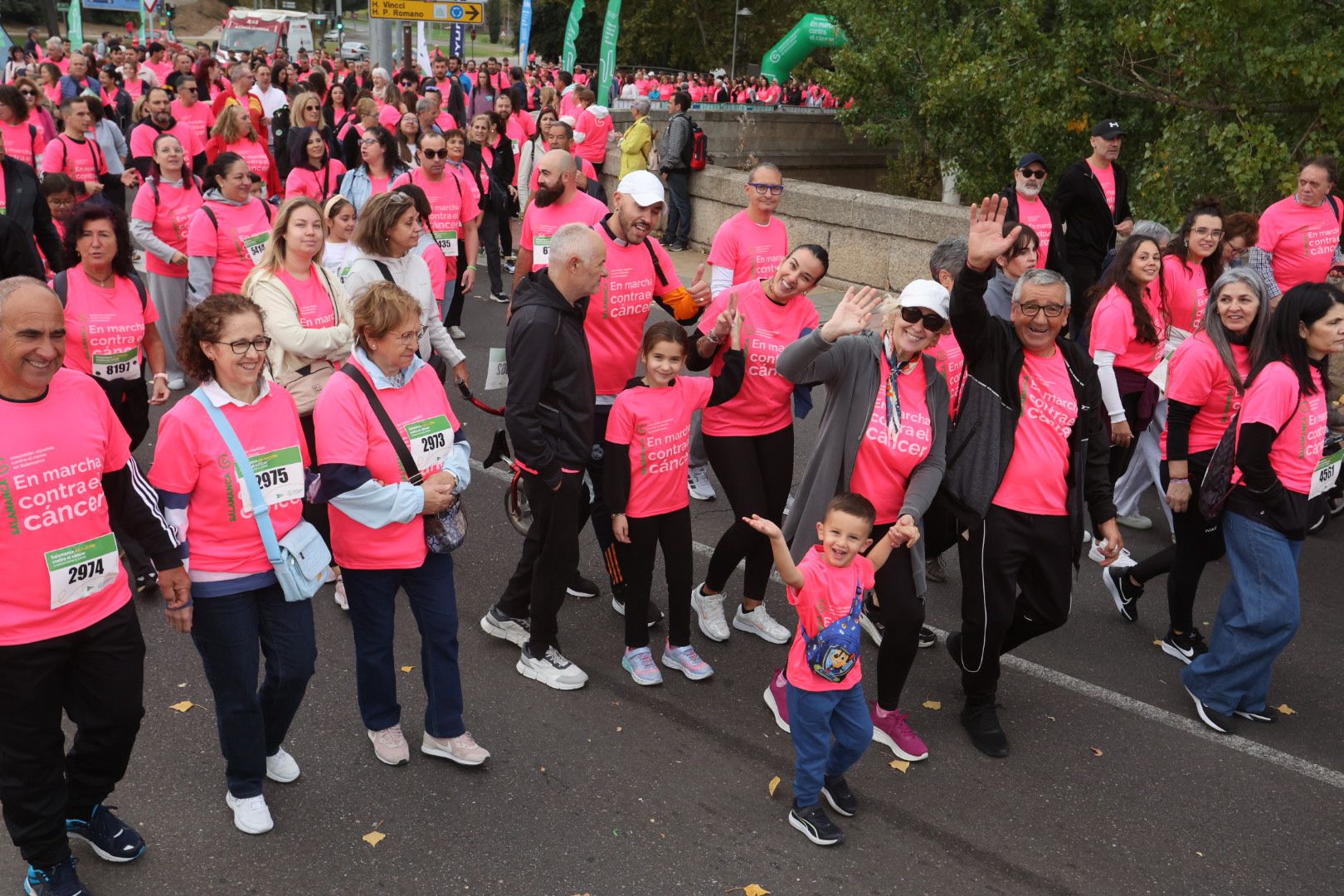 Salamanca ve la vida de color de rosa en la XI Marcha Contra el Cáncer