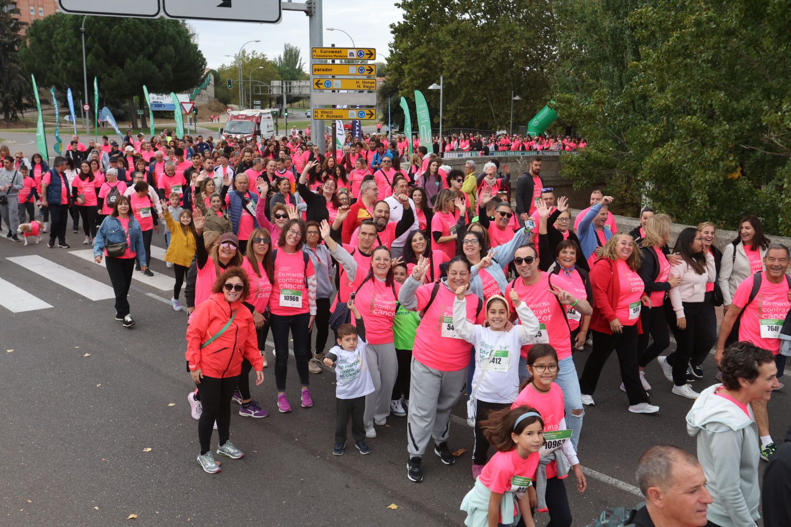 Salamanca ve la vida de color de rosa en la XI Marcha Contra el Cáncer