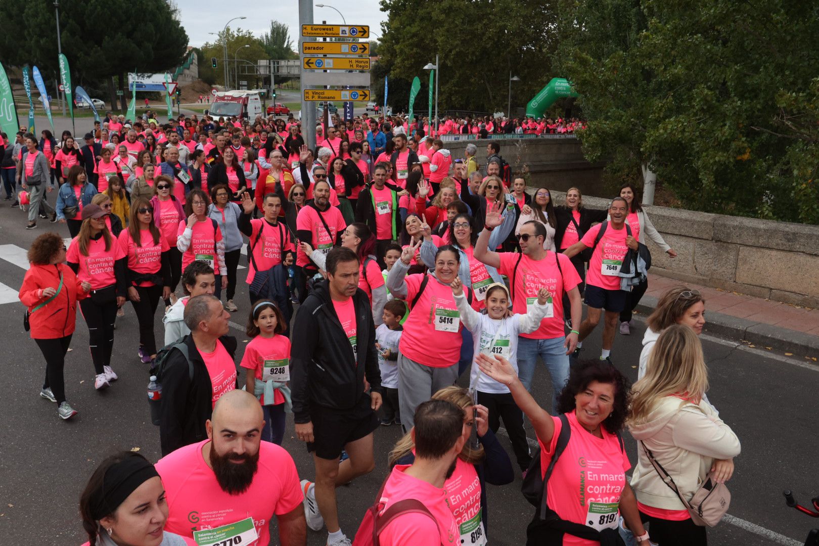 Salamanca ve la vida de color de rosa en la XI Marcha Contra el Cáncer