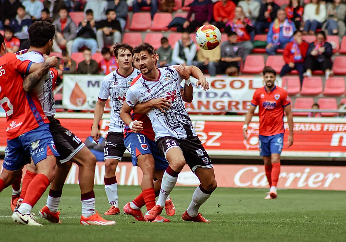 Javi Delgado intenta zafarse de su defensor en Los Pajaritos este domingo