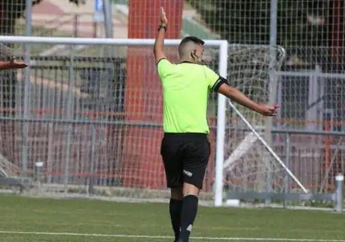 Un árbitro dirige un partido en Salamanca.
