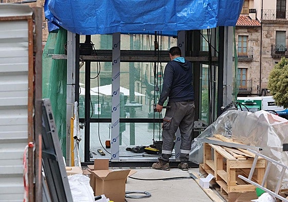 Un operario comprueba la instalación de la cabina.