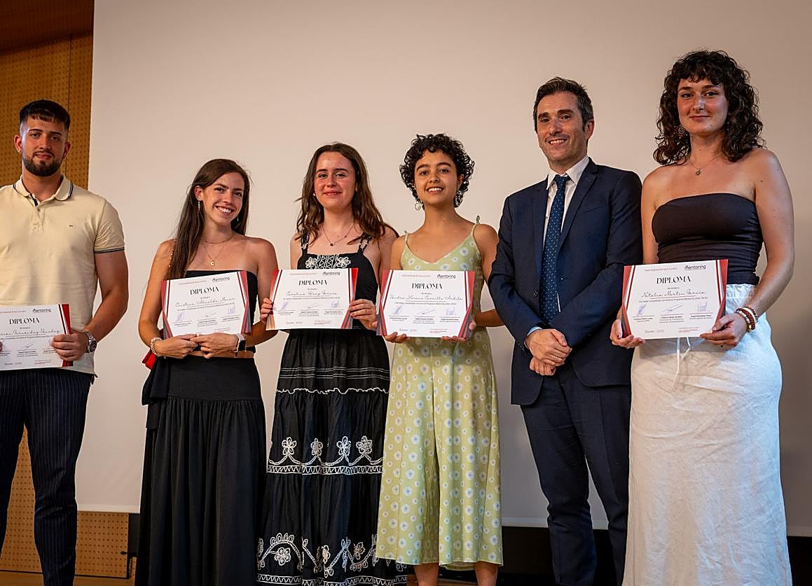 Universitarios que recogieron diplomas en el Programa Mentoring.