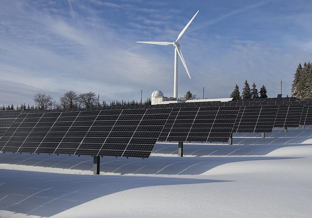 Planta solar y molino eólico en un parque híbrido.
