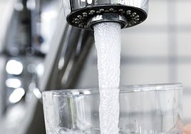 Una persona recoge agua del grifo.