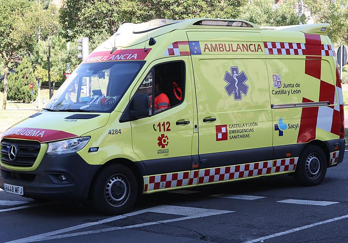 Ambulancia por las calles de Salamanca en una imagen de archivo.
