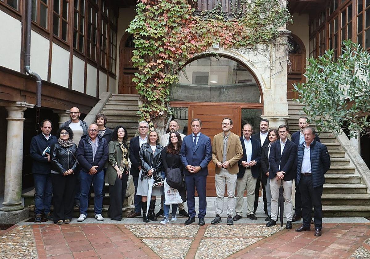 El alcalde, Carlos García Carbayo, junto a diferentes personalidades en la Fonda de la Veracruz.