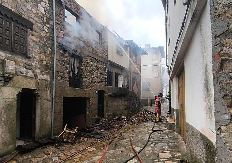 Varias casa arden en Villanueva del Conde