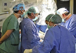 Una intervención quirúrgiga en una imagen de archivo.