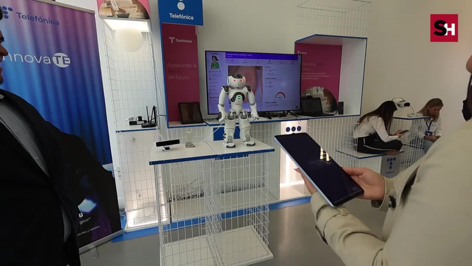Probamos el robot asistencial con Inteligencia Artificial creado por Telefónica en InnovaTE Salamanca