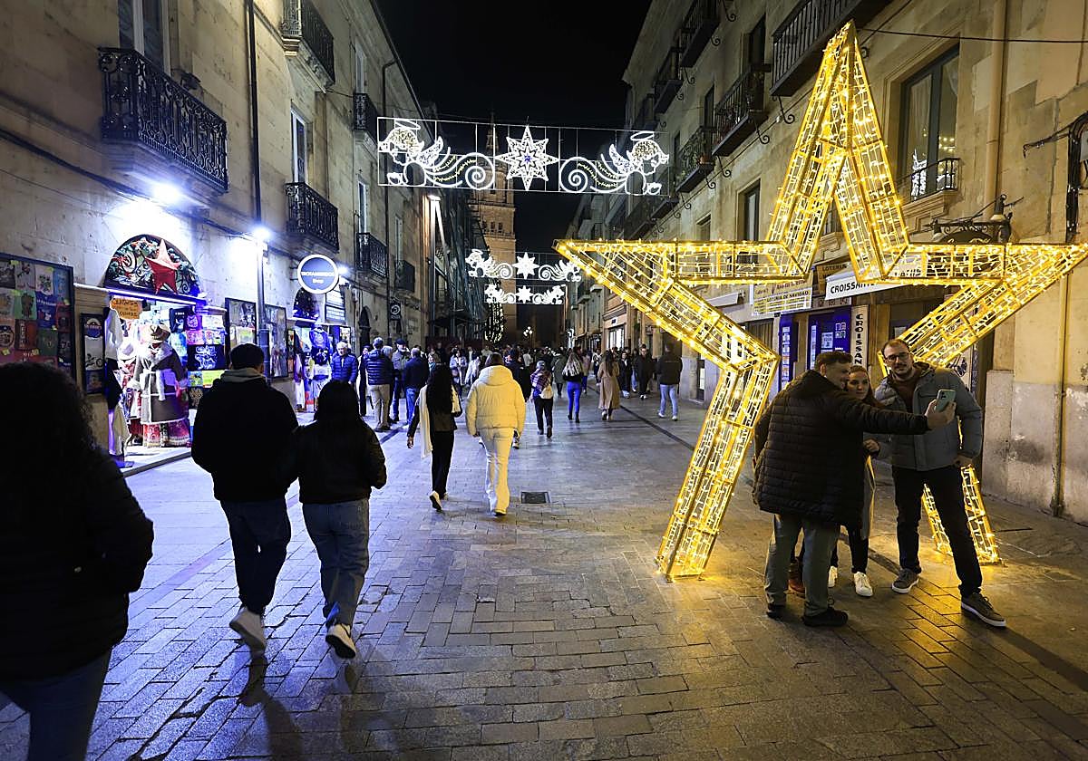 Adornos luminosos de Navidad en la calle La Rua