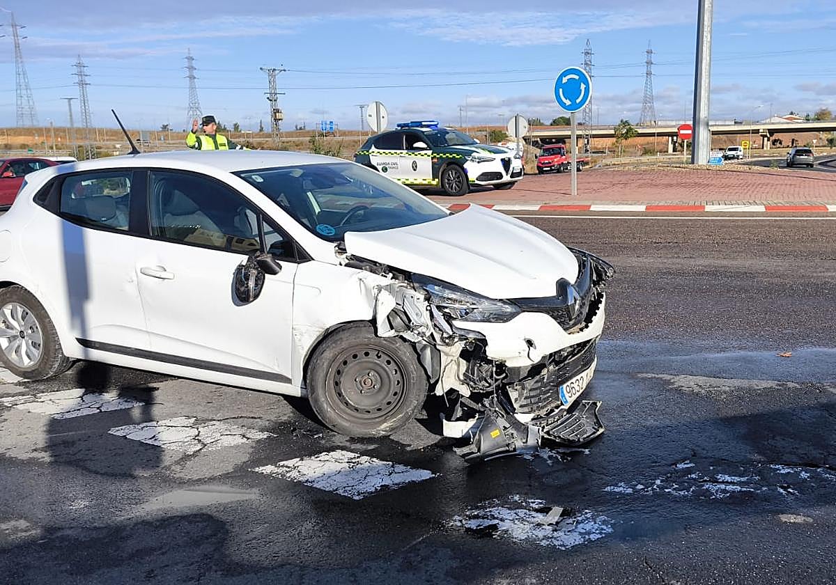 Uno de los dos coches implicados en el accidente ha quedado muy dañado