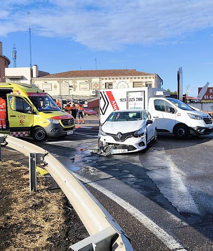 Imagen secundaria 2 - Los dos coches accidentados han quedado ocupando la vía.