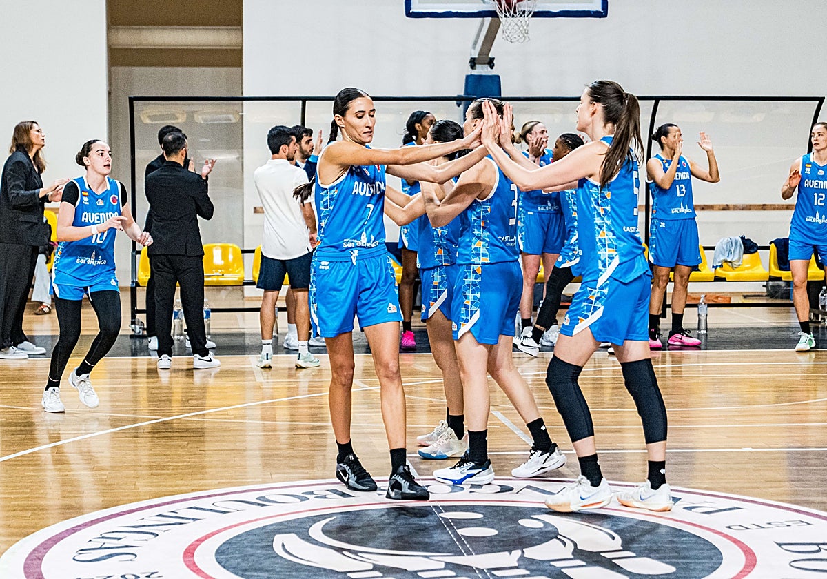 Varias jugadoras de Avenida celebran el marcador positivo este jueves en Lituania